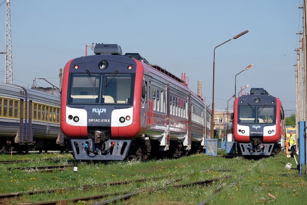 FOTO: Sāk kursēt pirmais modernizētais dīzeļvilciens