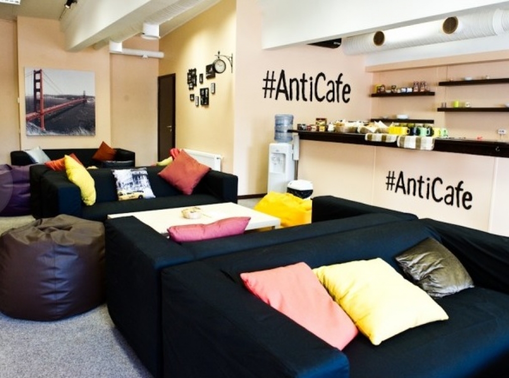 FOTO: Jelgavā atvērta AntiCafe, kur norēķinās par pavadīto laiku