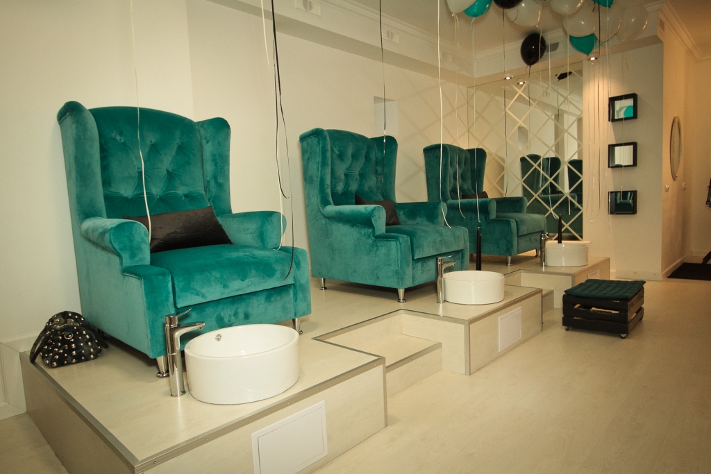 FOTO: Rīgā atklāts uzacu kopšanas salons Brow B Bar