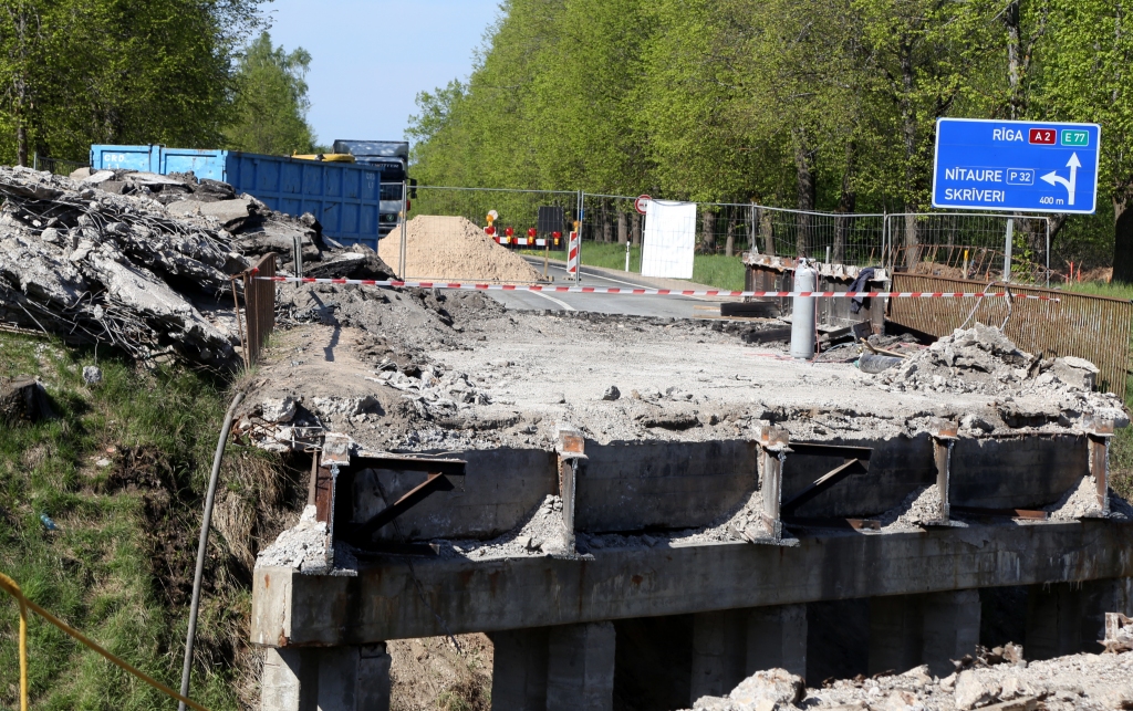 FOTO: Tilta remontdarbi Augšlīgatnē turpināsies līdz novembrim