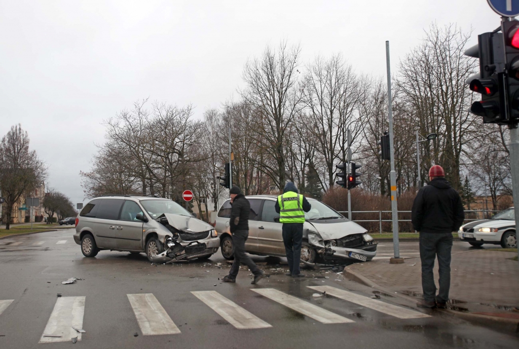 Pagaidām neplāno mainīt OCTA piesaisti automašīnas īpašniekam