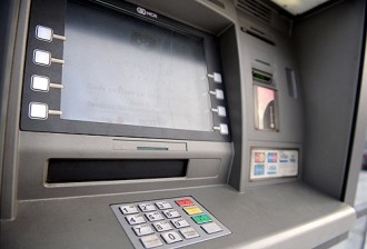 Bankas automāti ir jaunie "skimeri": blēži tos pārvelk savā pusē