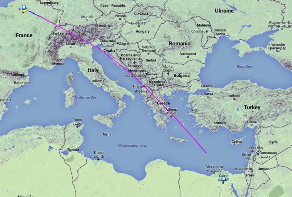 Ceļā no Parīzes uz Kairu pazudusi EgyptAir pasažieru lidmašīna ar 66 cilvēkiem