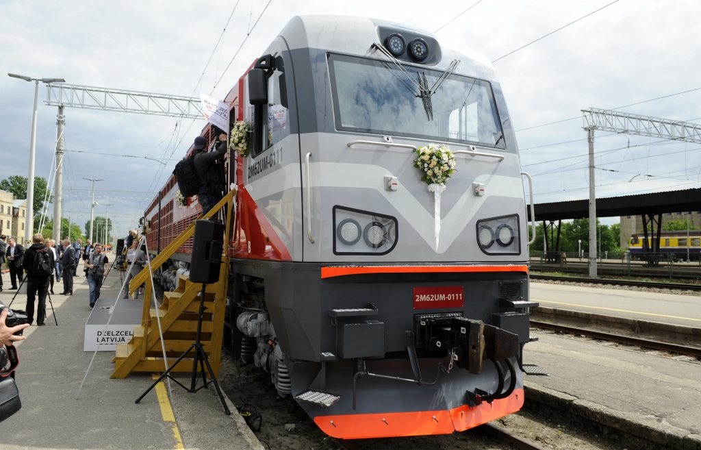 FOTO: Atklāj dzelzceļa transporta līdzekļu parādi