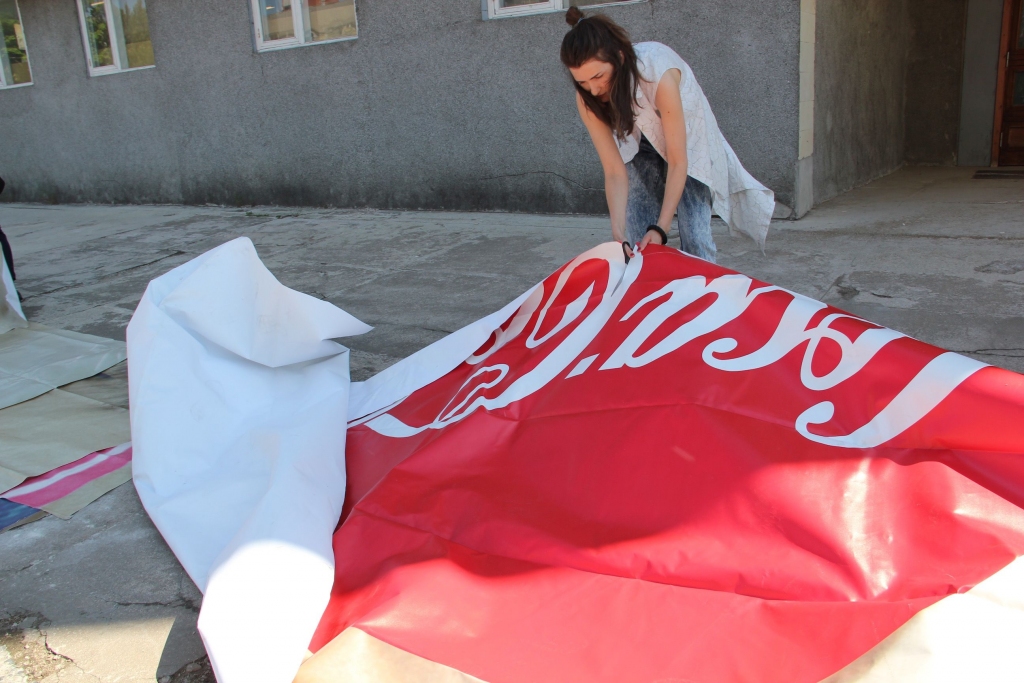 Latvijā sāk mugursomu kolekcijas izstrādi no Coca-Cola ielas banneriem