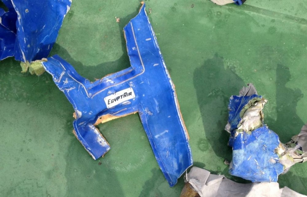 Avoti: Sākotnējās analīzes liecina par EgyptAir lidmašīnā notikušu sprādzienu