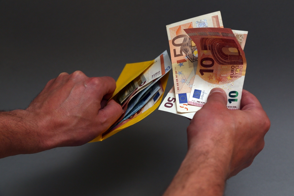 KNAB rosina uzsākt kriminālvajāšanu pret vairāku medicīnas iestāžu darbiniekiem par kukuļņemšanu