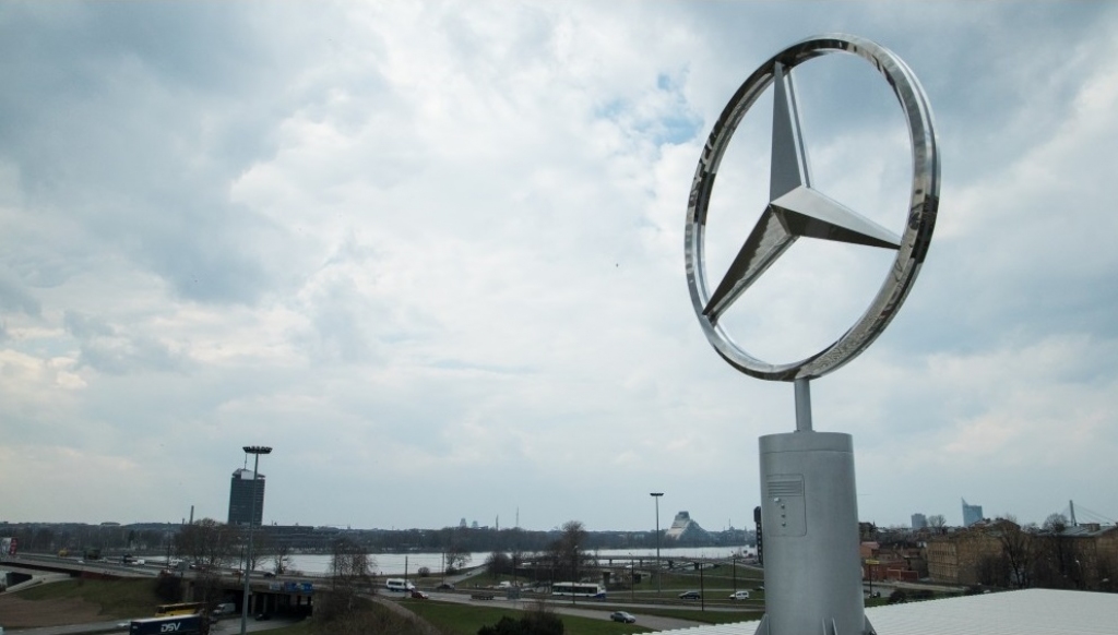 Domenikss nodalīs nekustamā īpašuma pārvaldīšanu un Mercedes-Benz pārdošanas biznesu
