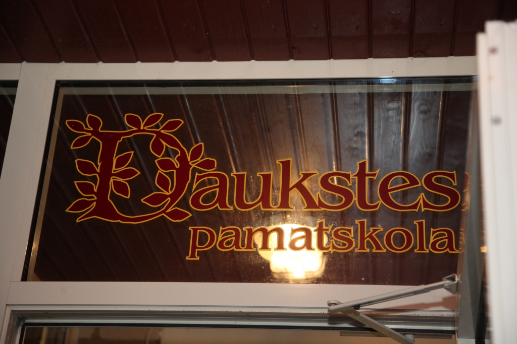 Daukstes skolas  darbiniekus  māc neziņa