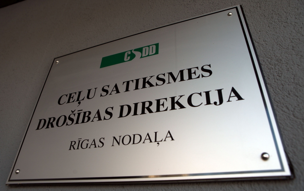 Saistībā ar atklāto ekskluzīvo automašīnu kontrabandas shēmu pratināti trīs CSDD darbinieki