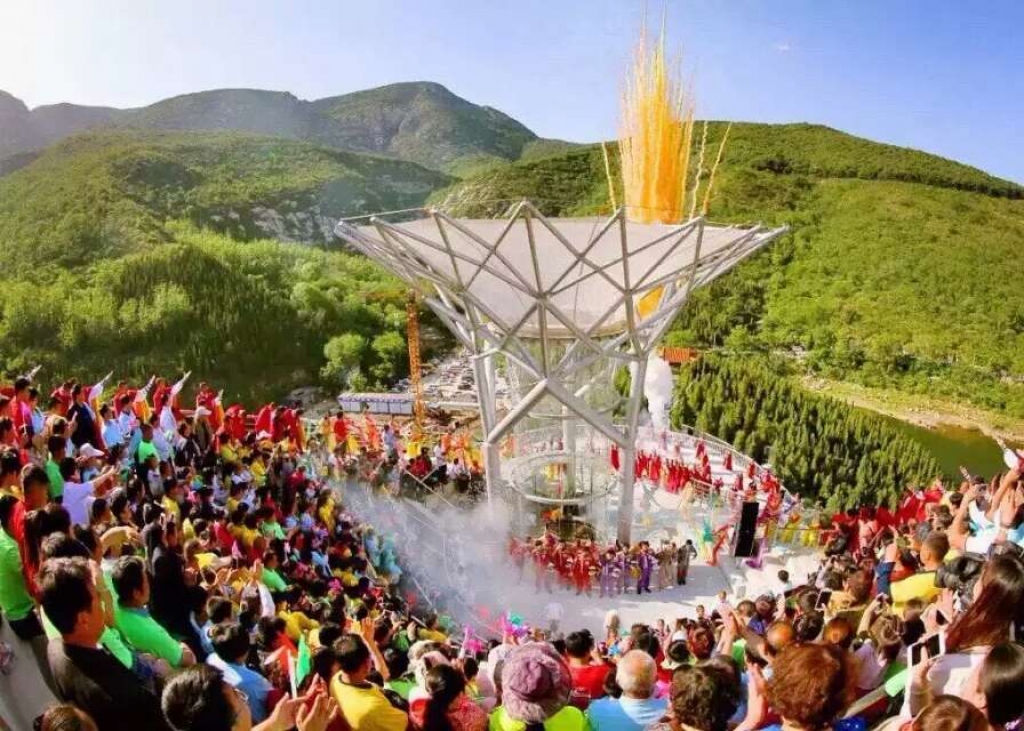 FOTO, VIDEO: Aerodium atver pasaulē pirmo lidošanas amfiteātri Ķīnā