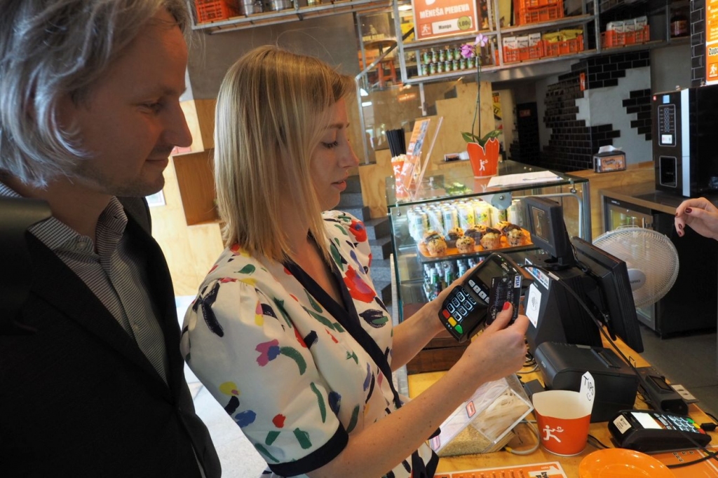 Swedbank uzsāk pāreju uz bezkontakta kartēm