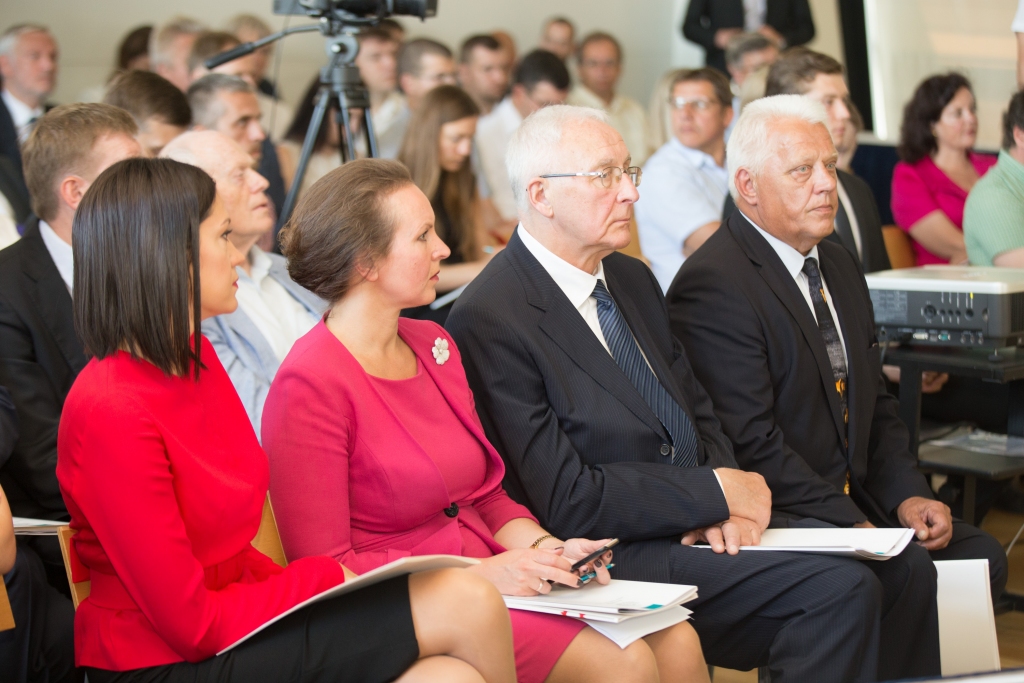 FOTO: Valdība un būvniecības nozare vienojas par sadarbību ēnu ekonomikas mazināšanai