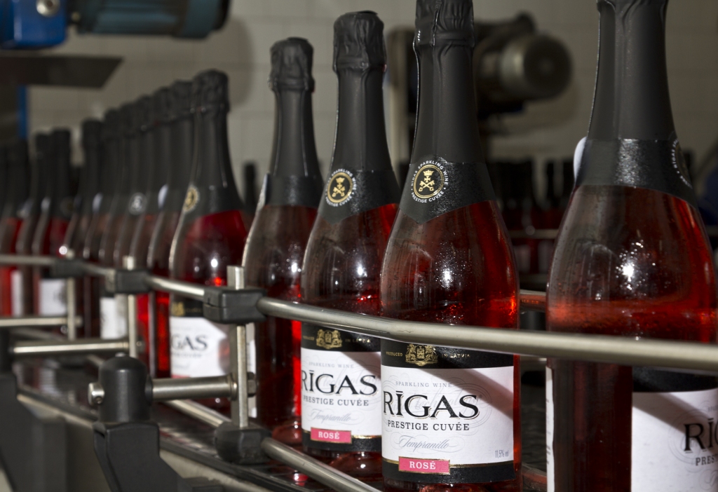Latvijas balzams sāk ražot jaunu rozā dzirkstošo vīnu Rīgas Prestige Cuvée Rosé