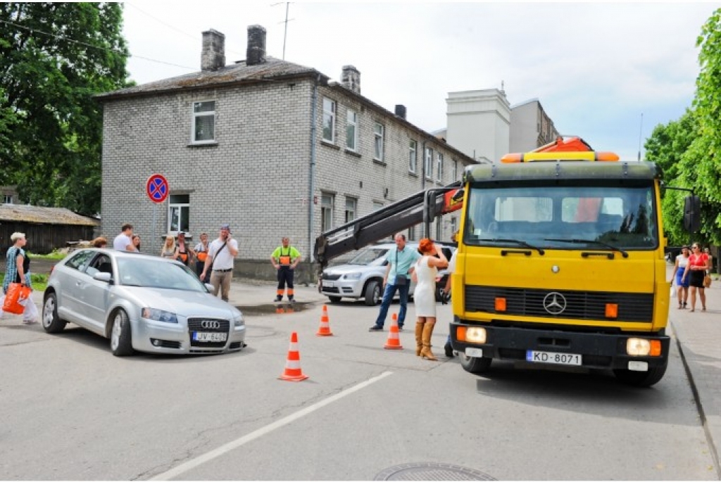 FOTO: Auto kreisais priekšējais stūris pazūd bedrē