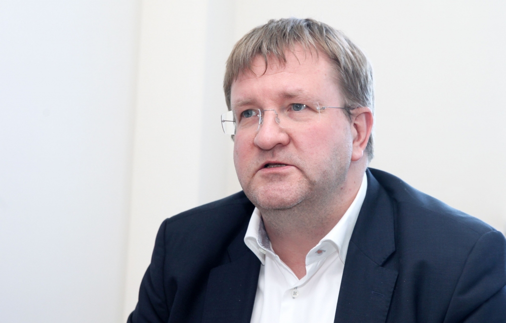 Bezkontakta kartes laužas tirdzniecībā 