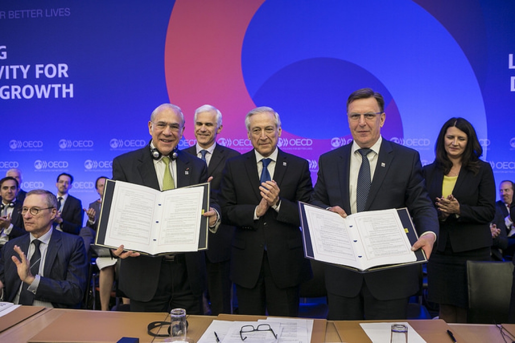 FOTO: Latvija paraksta līgumu par pievienošanos OECD