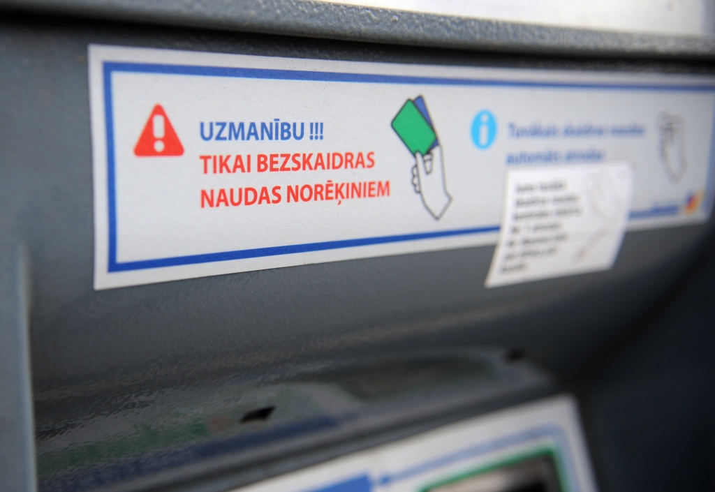 Maksas automāts stāvvietā pie Gaiļezera Bērnu slimnīcas ierīkots patvaļīgi