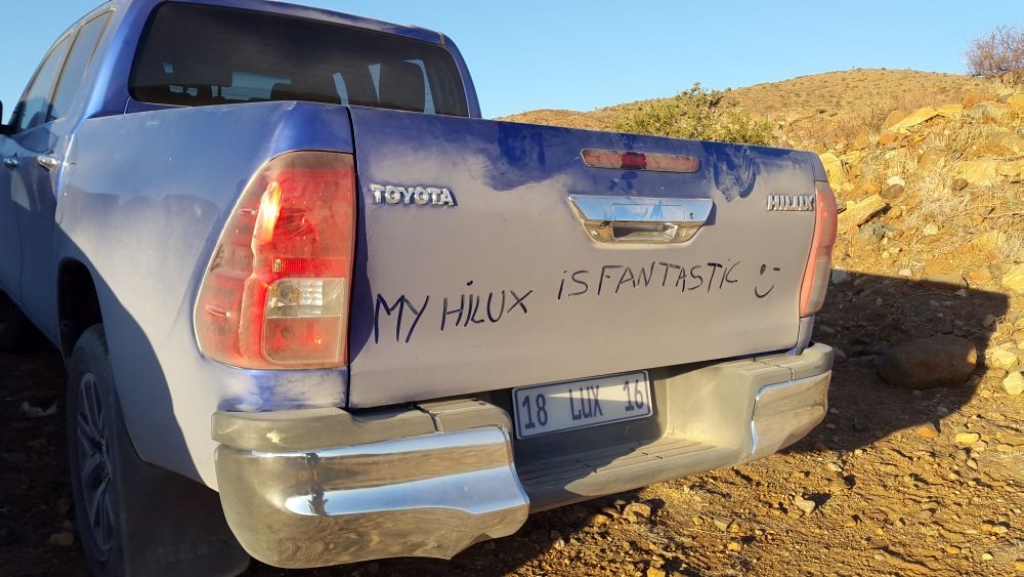 DB testē Toyota Hilux dzelžaino raksturu
