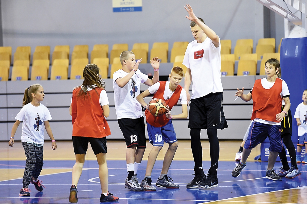 Gulbenes jaunie basketbolisti tiekas ar Kristapu Porziņģi