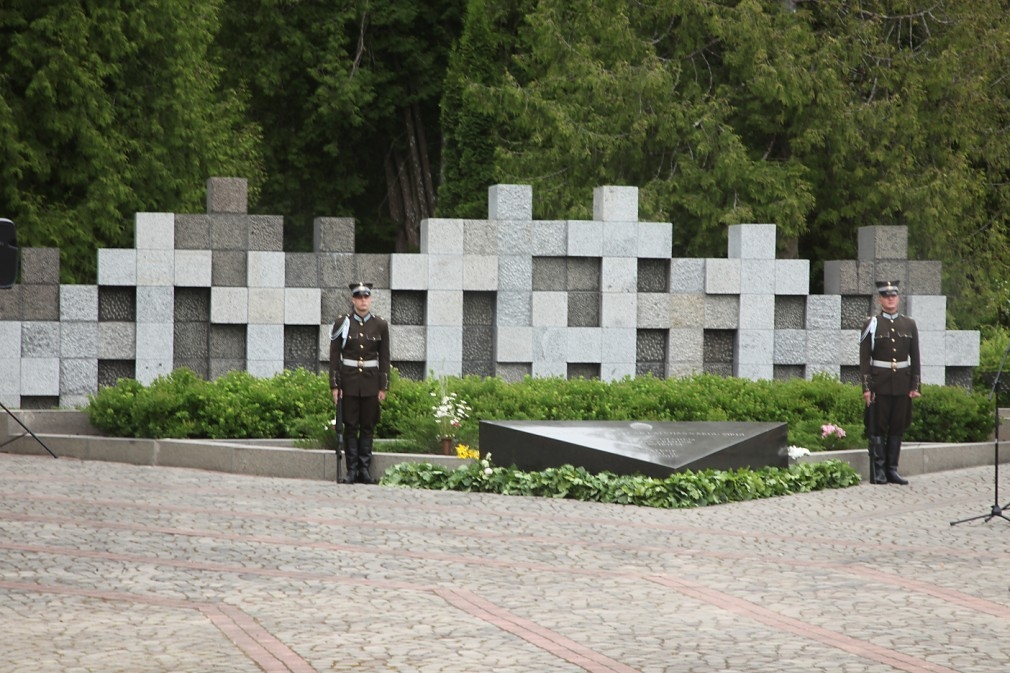 Foto: 14.jūnijs Latvijas armijas karavīru piemiņas vietā Litenes kapos