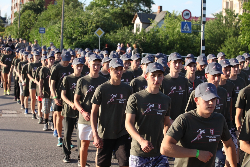 Augstas amatpersonas vēro Jaunsardzes spartakiādi
