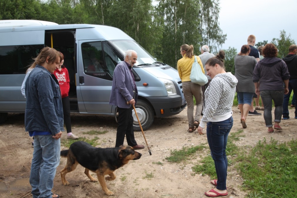 Tirzas pagasta svētki: iedzīvotāji dodas eskursijā pie zemniekiem