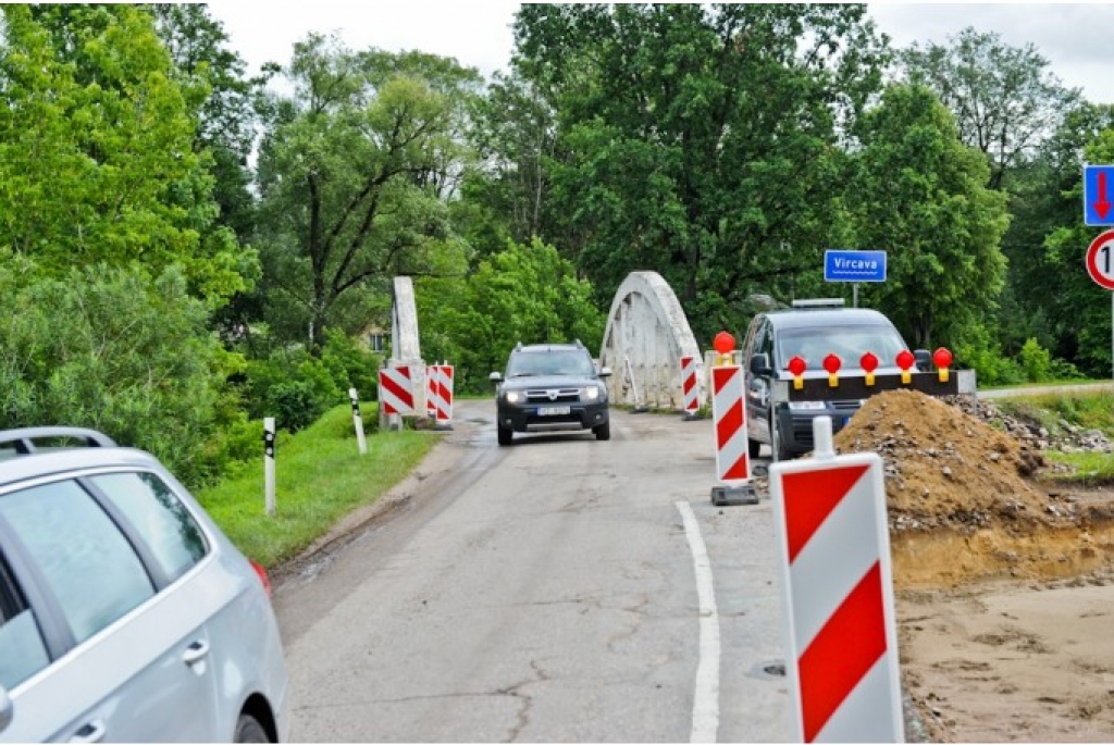 FOTO: Topošais Bluku tilts salīdzinājumā ar Staļģenes šoseju ir kā glīta poga pie paveciem svārkiem