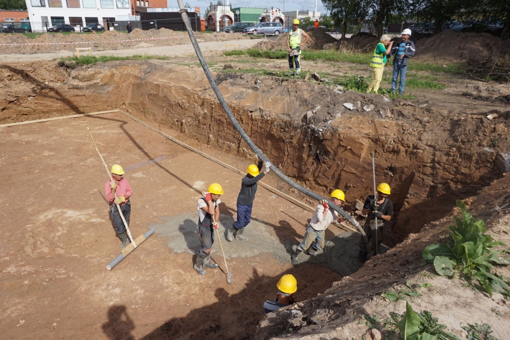 FOTO: Bauskā baseinam sāk betonēt pamatus