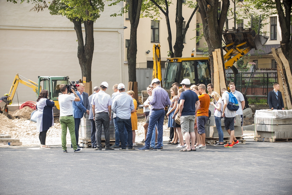 FOTO: Divās Rīgas skolās paplašina ēdamzāles
