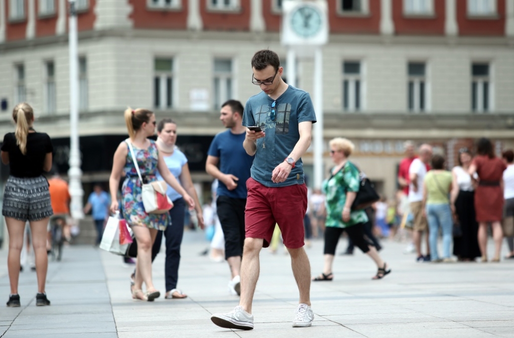 FOTO: Pasauli pārņēmis pokemonu ķeršanas trakums
