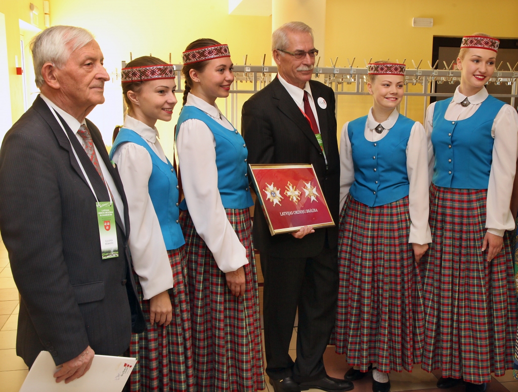 Pulcē gandrīz 200 dalībnieku