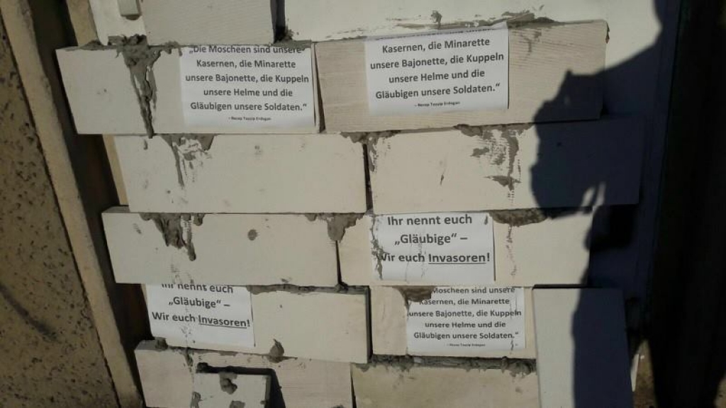 Vācijas policija izmeklē mošejas durvju aizmūrēšanu