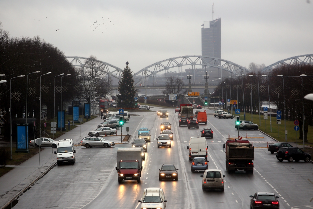Laikraksts: Plāno iekasēt naudu no ārvalstīs reģistrētiem auto