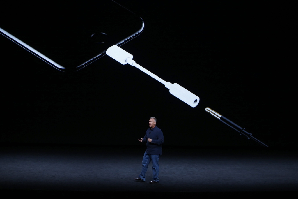 Apple fani neapmierināti ar austiņu ieejas trūkumu jaunajā iPhone