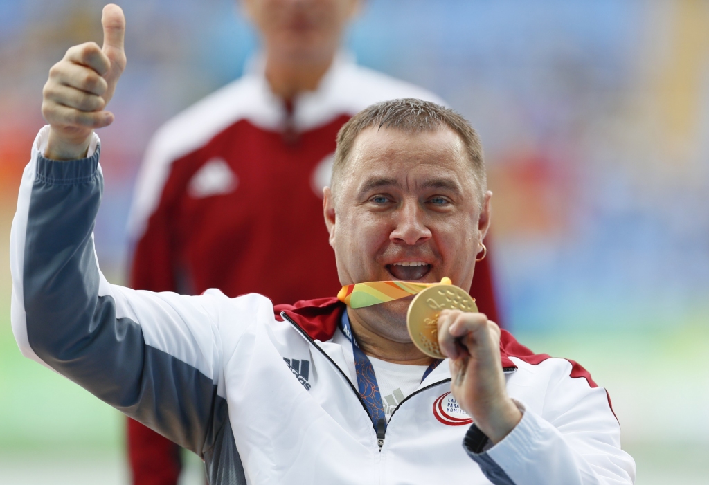 Apinis izcīna zelta medaļu paralimpisko spēļu sacensībās diska mešanā