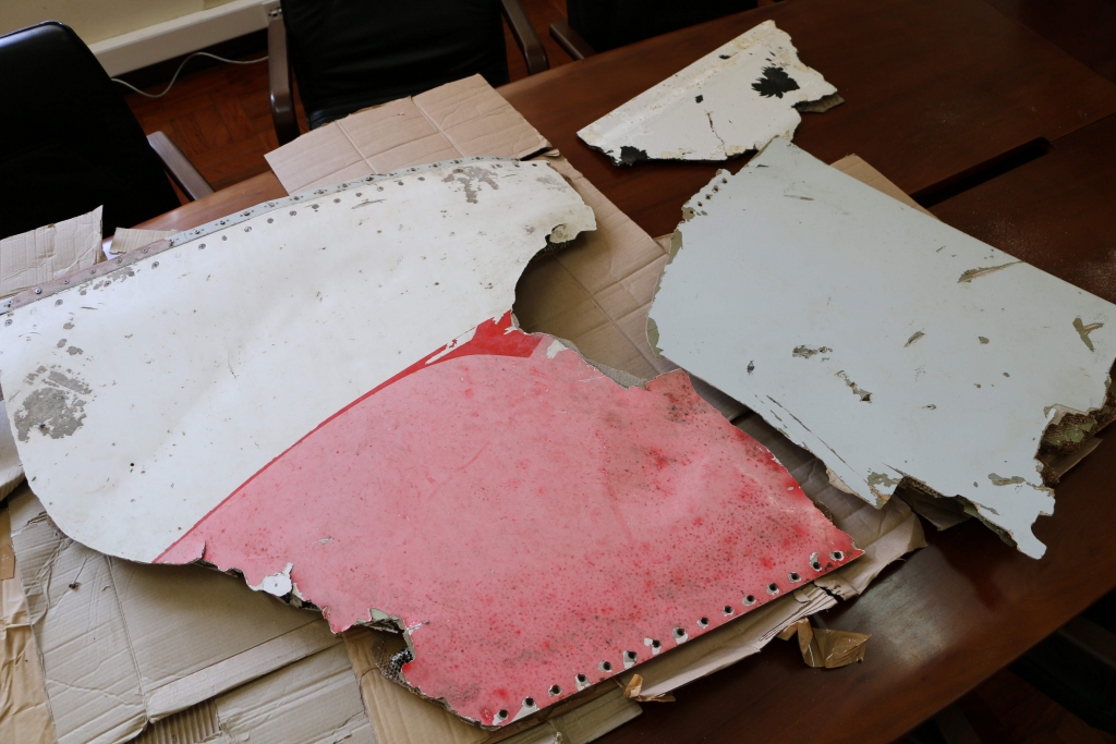 MH370 mistērija: Atlūzu fragmenti varētu liecināt par ugunsgrēku lidmašīnā