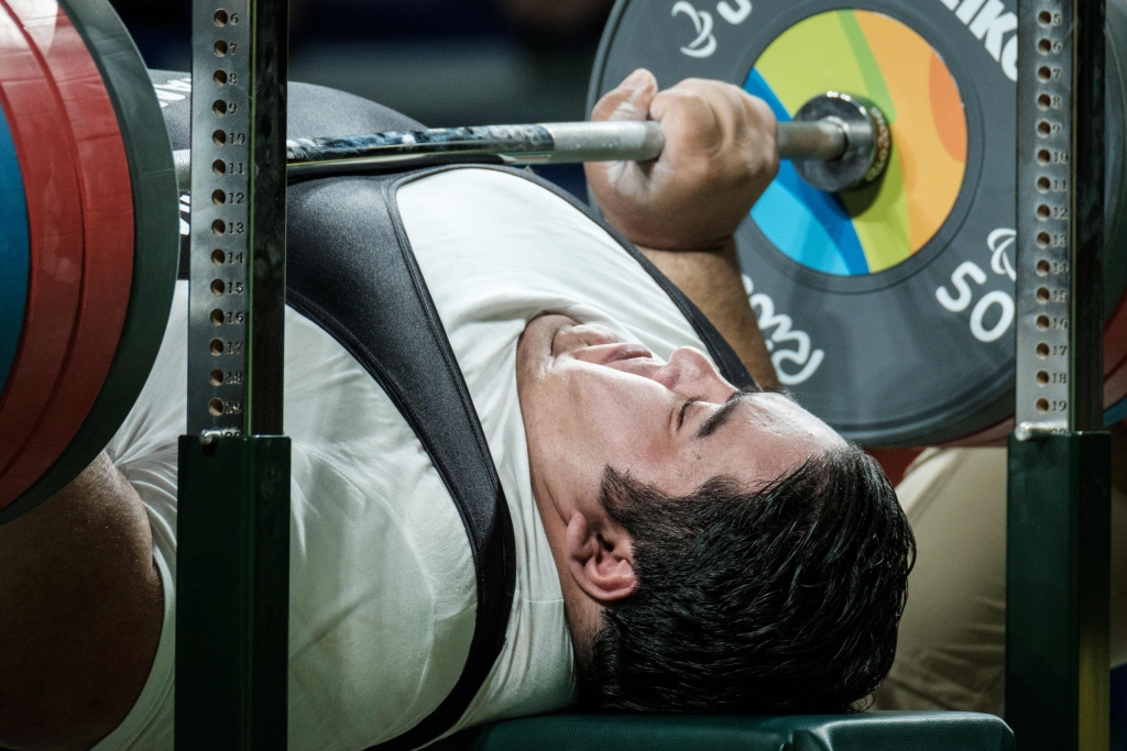 VIDEO: Irānas pauerlifteris Rio paralimpiādē pārsteidz pasauli