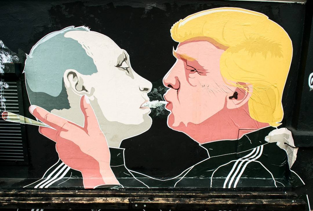 Jaunā veidolā pārdzimis slavenais grafiti ar Putinu un Trampu