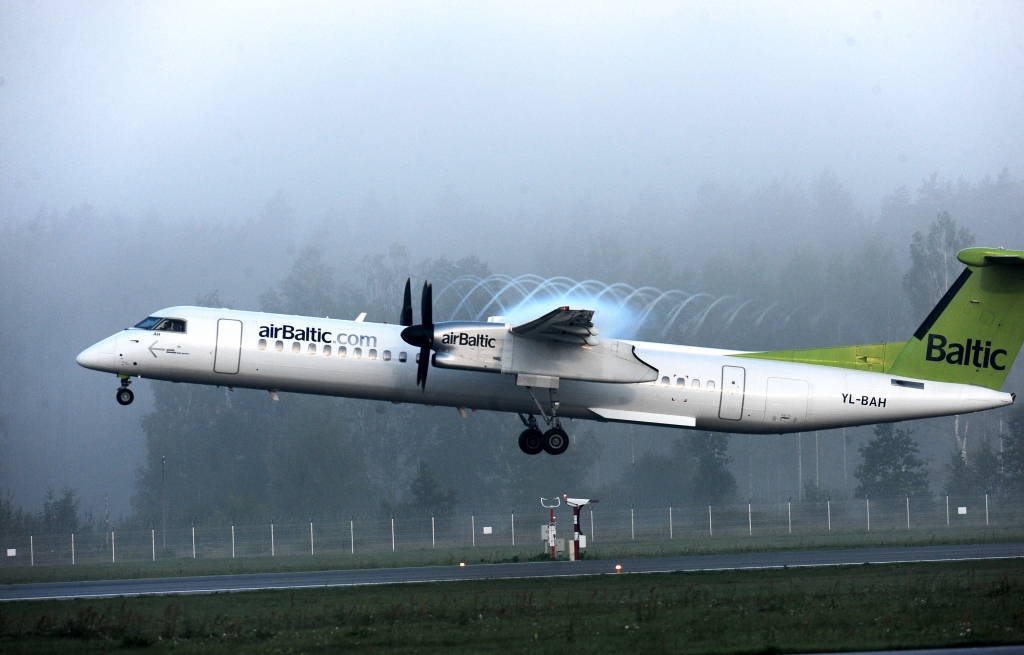 airBaltic lidmašīna tehniskas ķibeles dēļ spiesta atgriezties Rīgā; skrejceļš slēgts (papildināta 13:45)