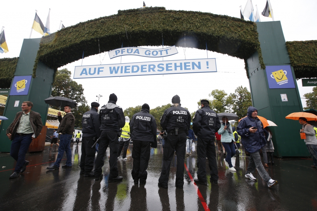 FOTO: Vācijā pastiprinātas drošības apstākļos atklāts Oktoberfest