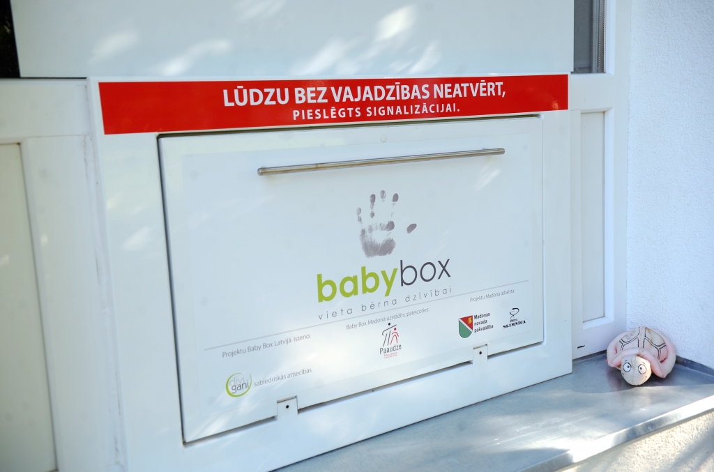 Mēneša laikā Jelgavas glābējsilītē ielikts otrais bērns; puisītim klāt atstāta arī zīmīte