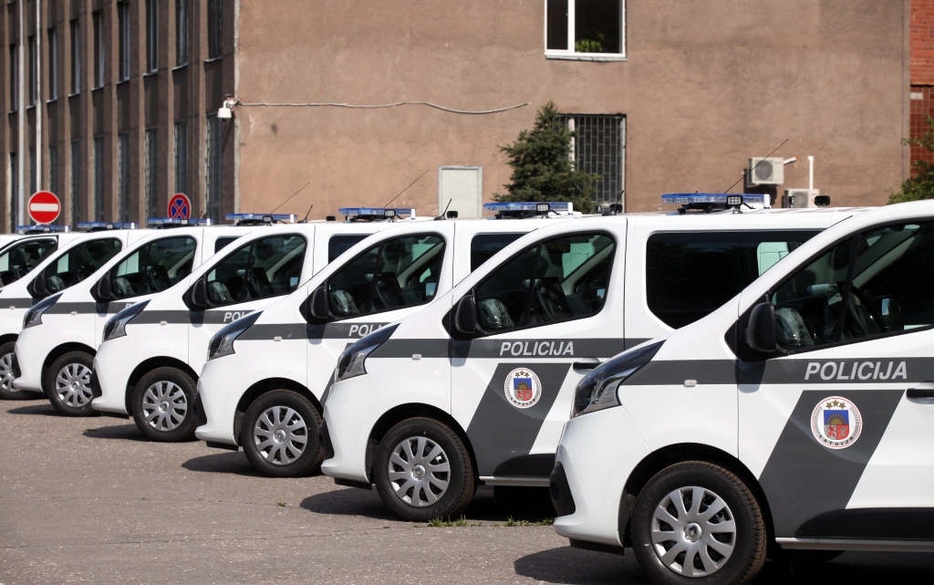 Raidījums: Automašīnu tirgotāji apkrāpuši Valsts policiju