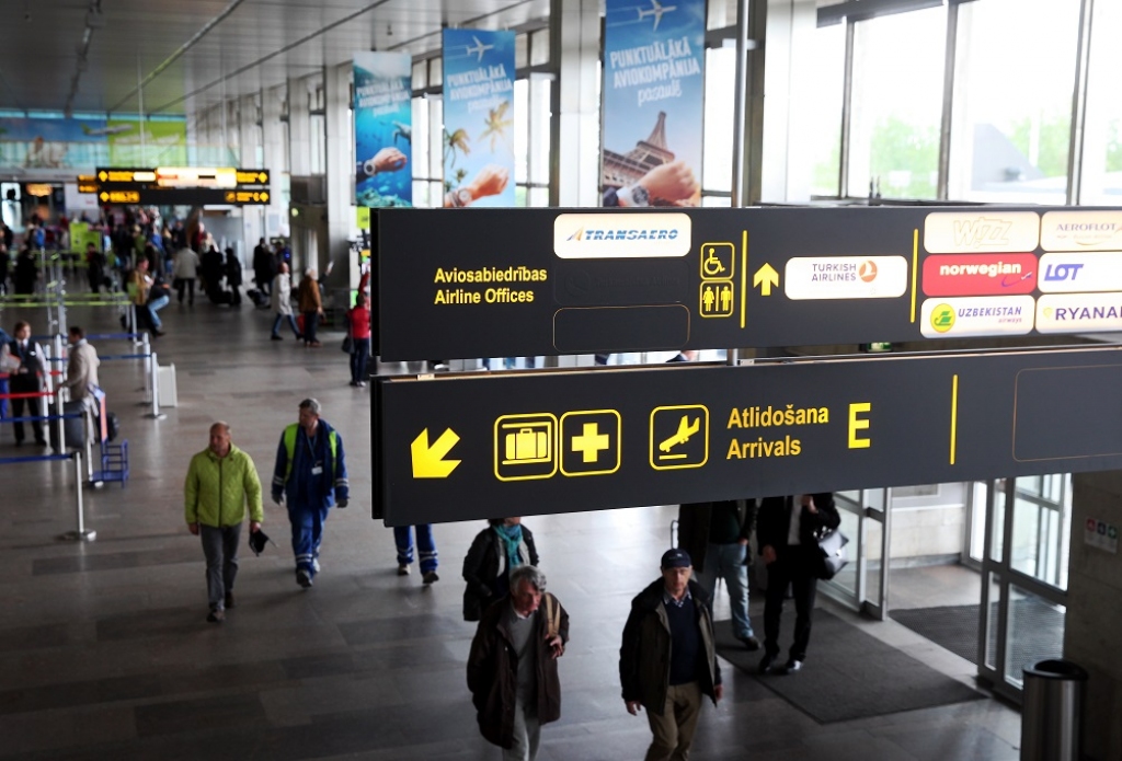 Lidostā Rīga cilvēku pieplūdums; pasažieri aicināti ierasties laikus