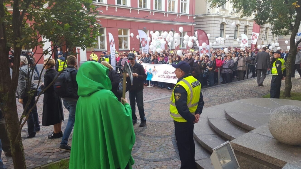 Mediķi protestus turpinās
