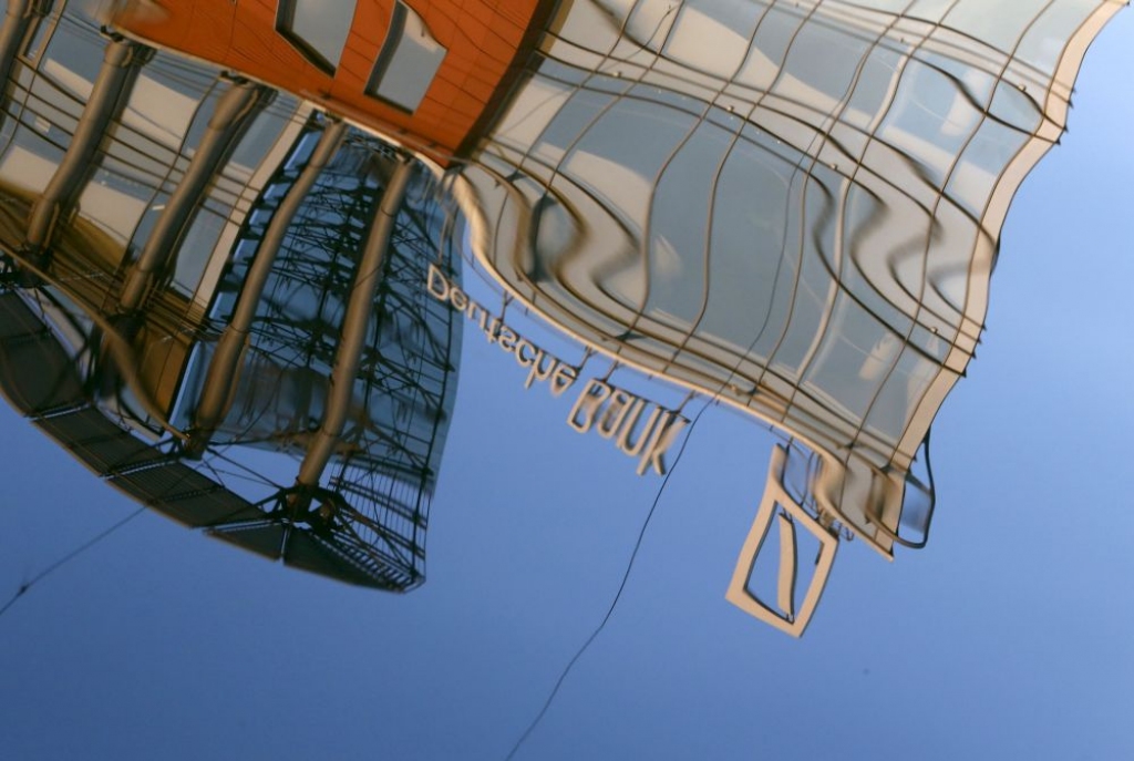 Deutsche Bank atkal nepatīkami pārsteidz