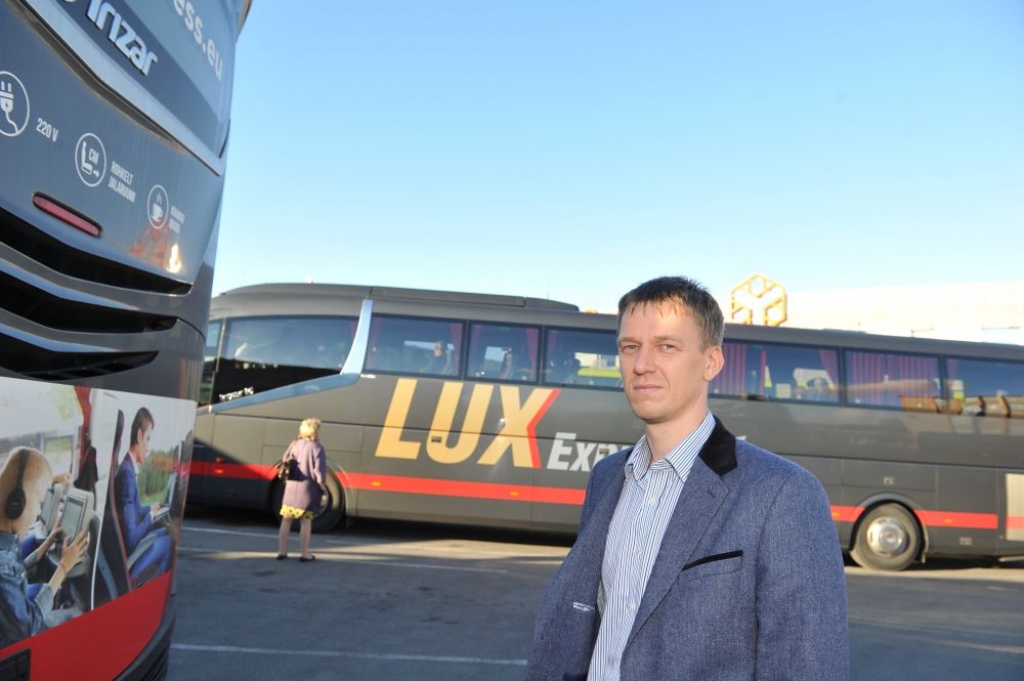 Biznesa cilvēkus pārsēdina autobusā