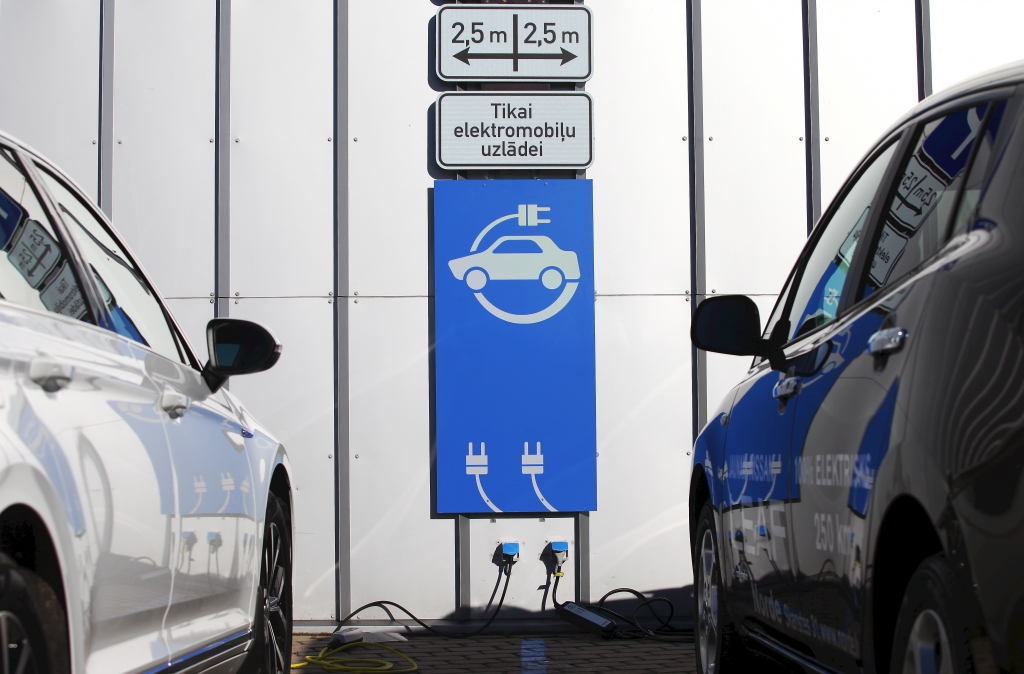 FOTO: Elektromobiļu uzlādes vieta Ķīpsalā