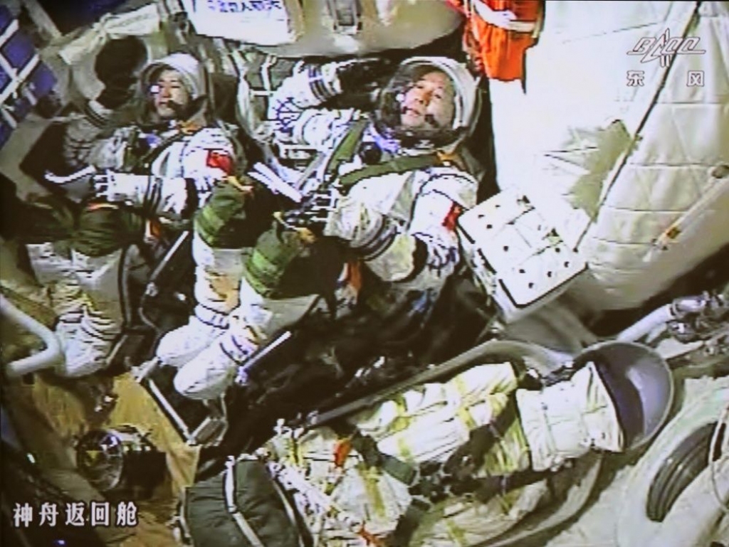 Ķīna palaiž kosmosa kuģi ar diviem astronautiem