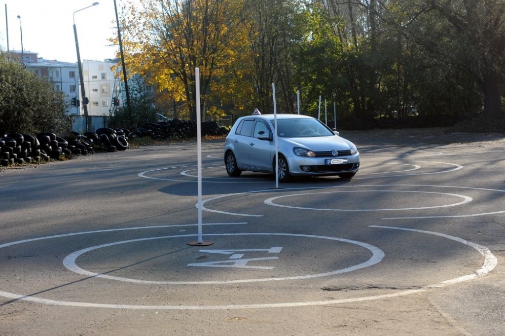 Būs aizliegts pirmās iemaņas auto vadīšanā gūt uz ielas